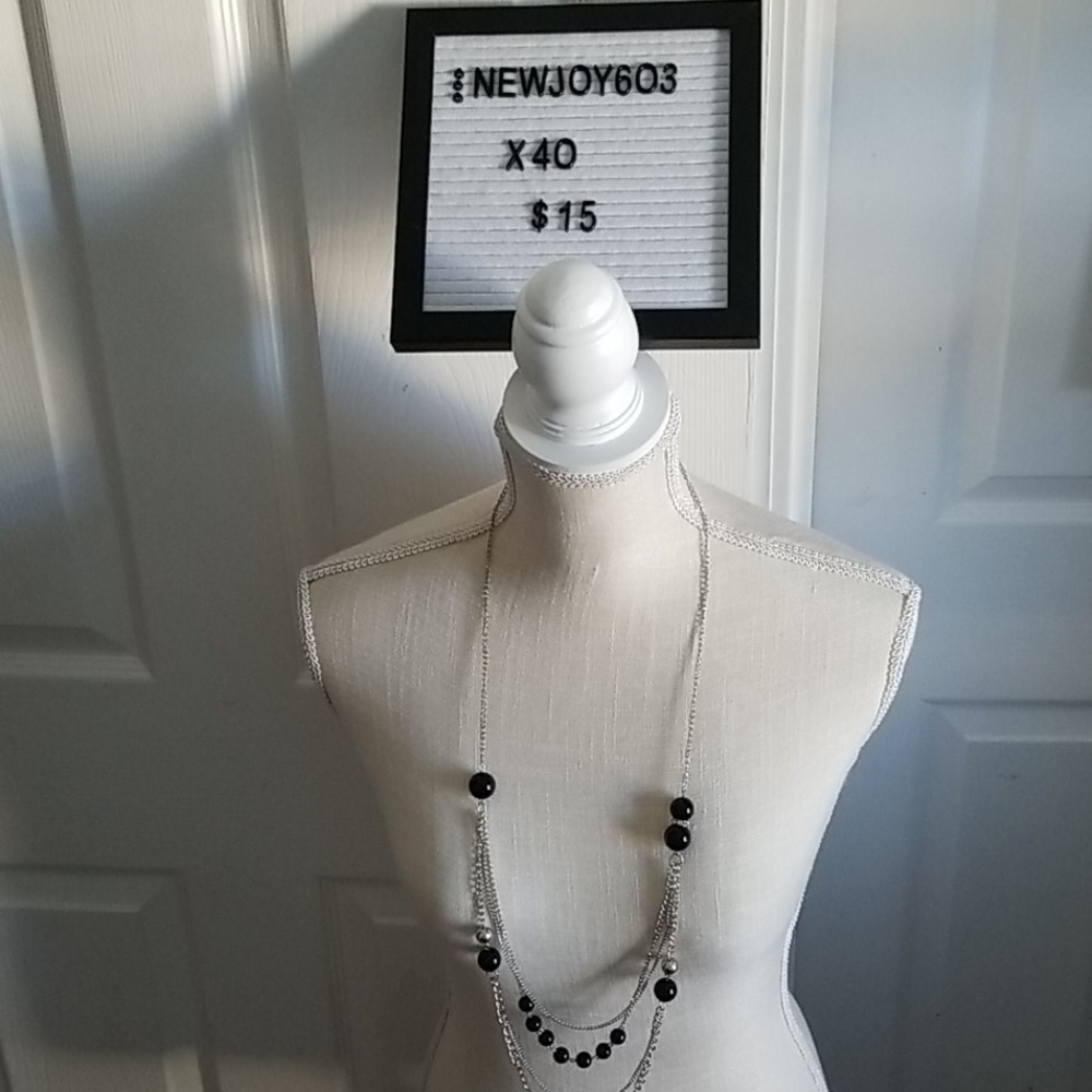 🎉 3 for $15 Black and silver beaded necklace